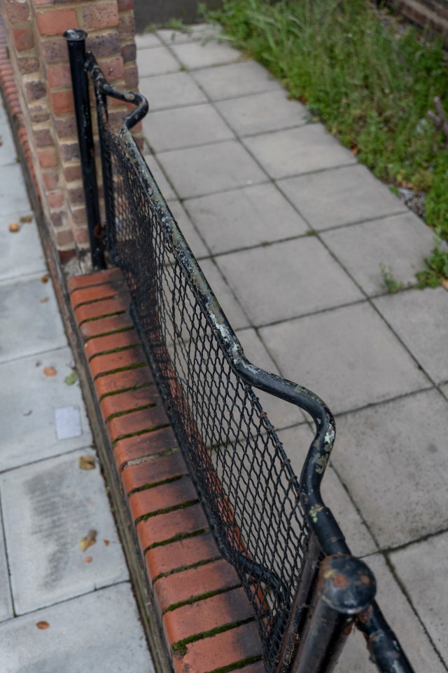 The fences can be recognised by the two 'V's at each end, which raised the stretcher slightly off the ground