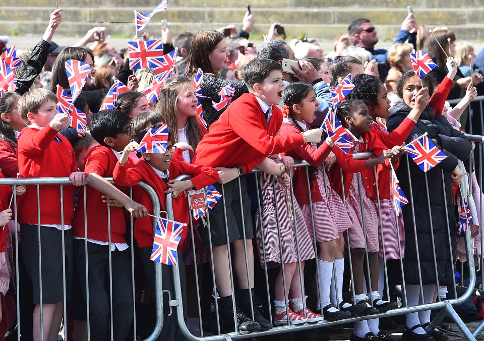 Schoolkids drowned out anti-royal campaigners by chanting 'he's our King'