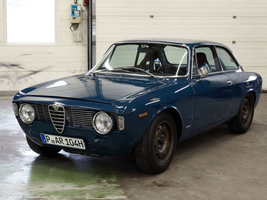 This Giulia Sprint model has been completely restored