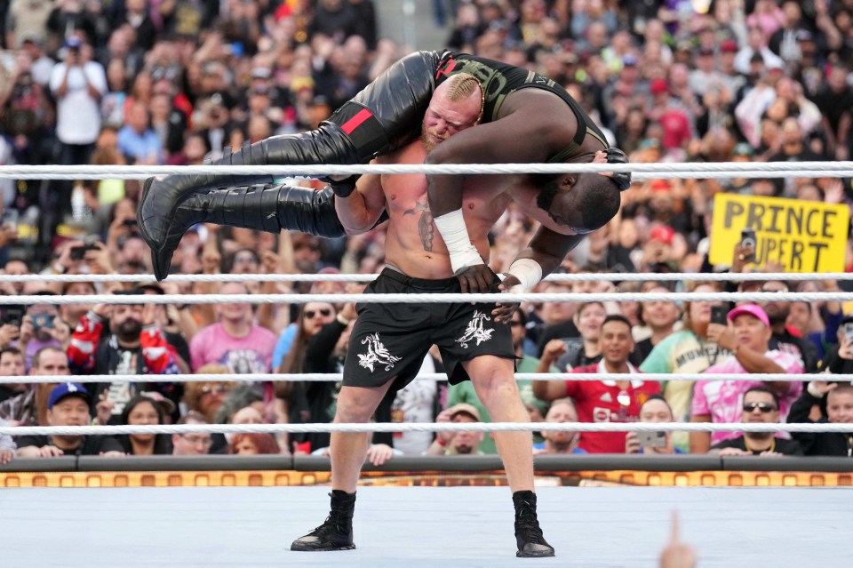 Brock Lesnar defeated the gigantic Omos with a devastating F5