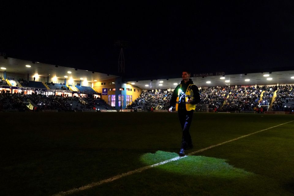 Leyton Oreint's game has been delayed after a floodlight failure