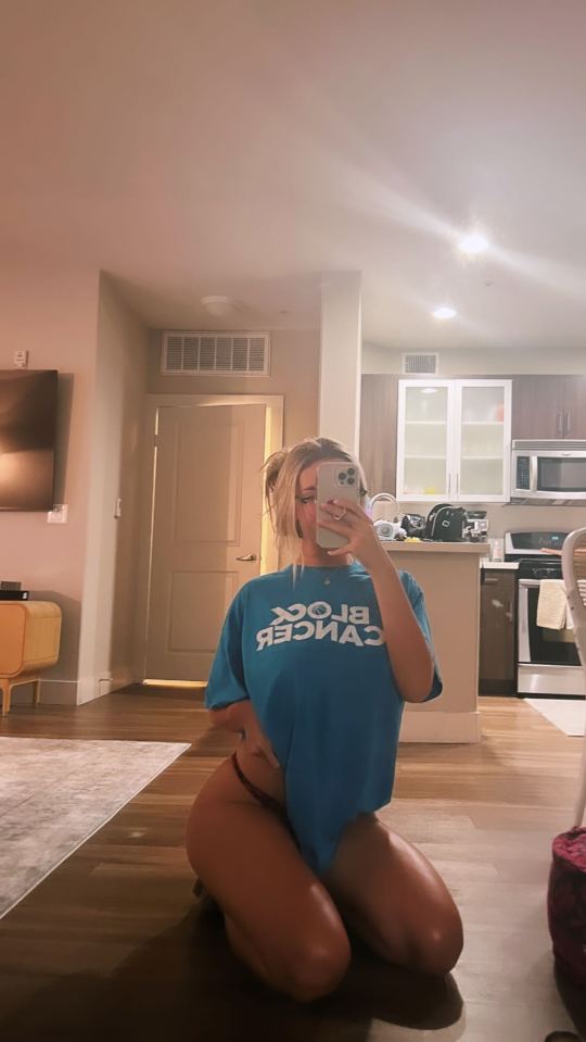 Kayla Simmons wore a block cancer T-shirt as she posed for a suggestive selfie