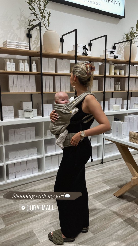 The fashionable mother and daughter coordinated for their shopping trip