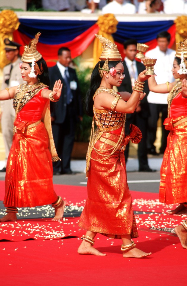 Dancers perform in front of the Royal Palace for the newly enthroned Norodom Sihamoni, King of Cambodia