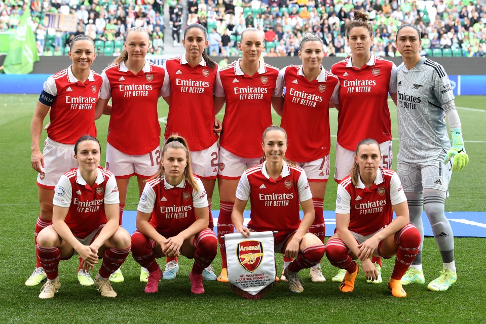 Arsenal pose for a photo before the game against VfL Wolfsburg