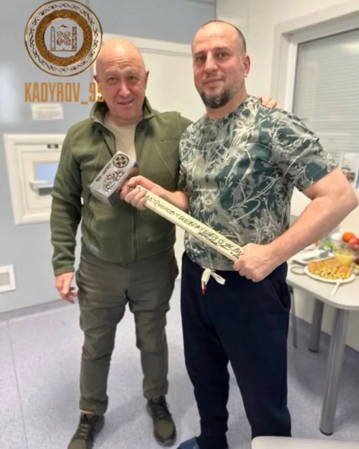 Prigozhin greets Akhmat special forces commander Apti Alaudinov and gives him a sledgehammer