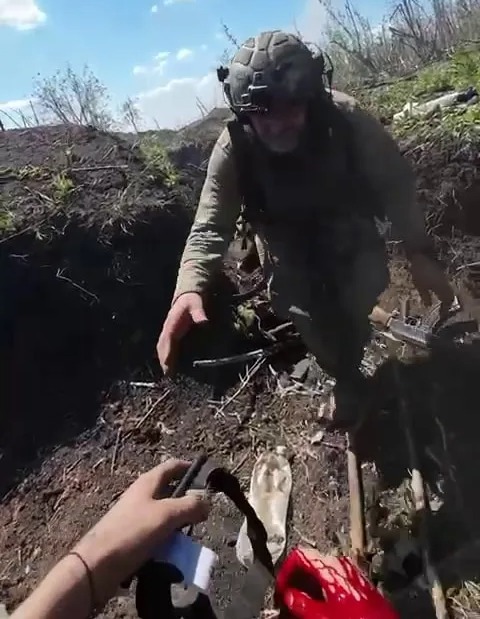 An army medic ran towards an injured Stas to provide help