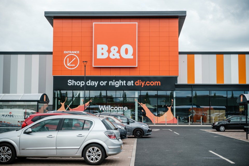 B&Q and Screwfix owner Kingfisher has blamed recent poor weather for its sales slump