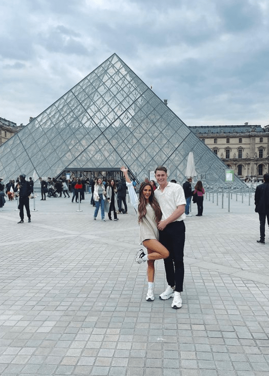 The couple looked cute as they posed in front of the Louvre