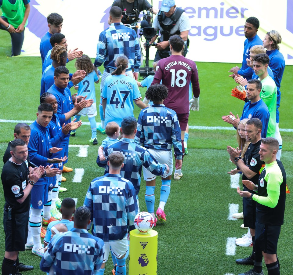 Man City were given a guard of honour by the Chelsea players before the game