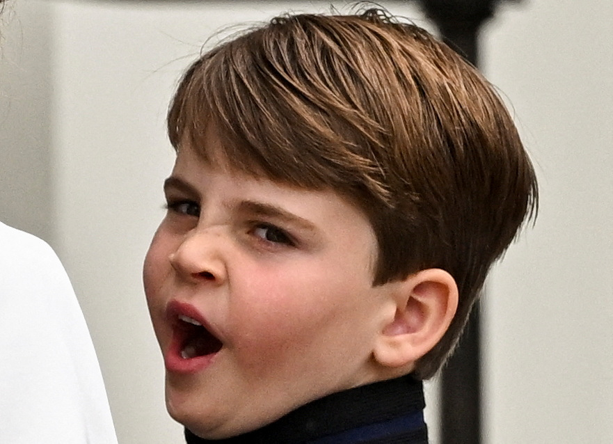 Louis yawning outside Westminster Abbeyt