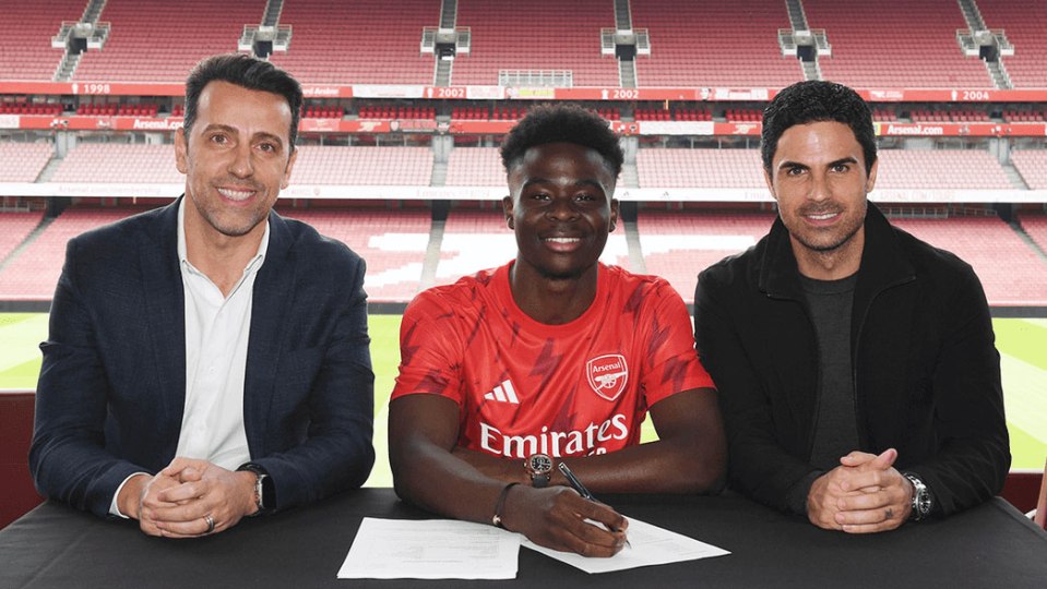 Arsenal Sporting Director Edu, Bukayo Saka and manager Mikel Arteta