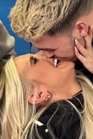 Joe Baggs and Chloe Burrows broke the internet with this kiss