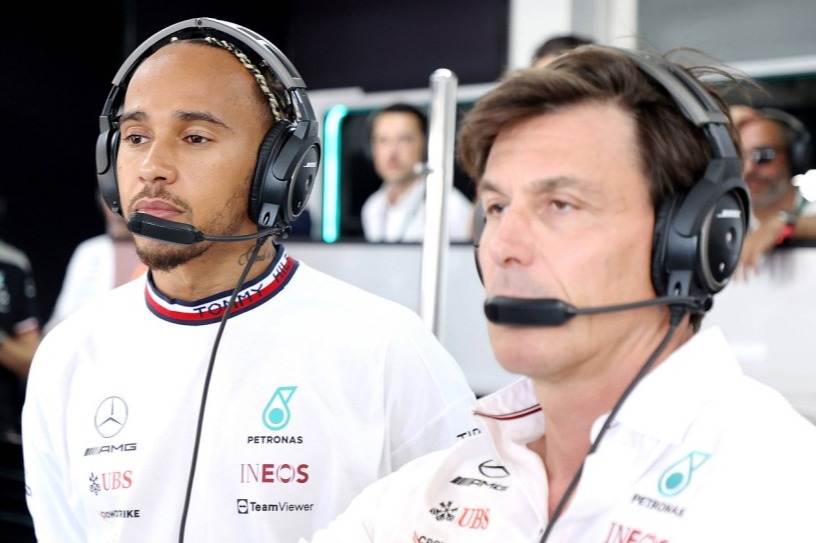 Mandatory Credit: Photo by Hasan Bratic/SIPA/Shutterstock (13044762if) Lewis Hamilton (GBR), Mercedes-AMG Petronas Formula One Team und Teamchef und geschäftsführer Toto Wolff (Mercedes-AMG Petronas F1 Team) sit at Kommandostand und schauen Nyck De Vries (NEL), Mercedes-AMG Petronas Formula One Team bei der Arbeit zu. F1 French Grand Prix, Practice, Circuit Paul Ricard, Le Castellet, Var, France - 22 Jul 2022