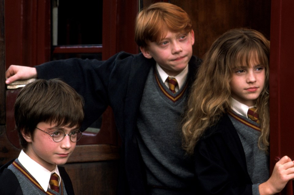 PNEEHX Prod DB A¿ Warner Bros / DR HARRY POTTER A L’ECOLE DES SORCIERS (HARRY POTTER AND THE PHILOSOPHER’S STONE / HARRY POTTER AND THE SORCERER’S STONE) de Chris Colombus 2001 USA avec Daniel Radcliffe, Rupert Grint et Emma Watson d’aprA¿s le roman de J.K Rowling