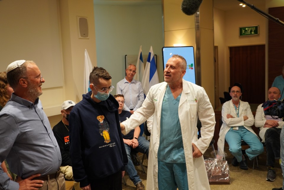 Hospital staff thanks Rabbi Dee for organ donations