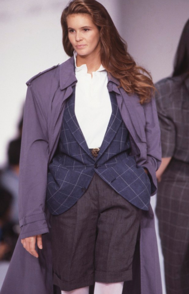 Elle Macpherson lors du défilé Enrico Coveri, Prêt-à-Porter, collection Printemps/été 1998 à Paris le 17 octobre 1987, France. (Photo by Daniel SIMON/Gamma-Rapho via Getty Images)