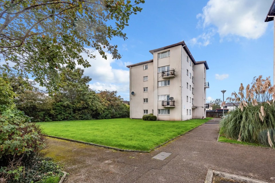 This flat has communal gardens and good links