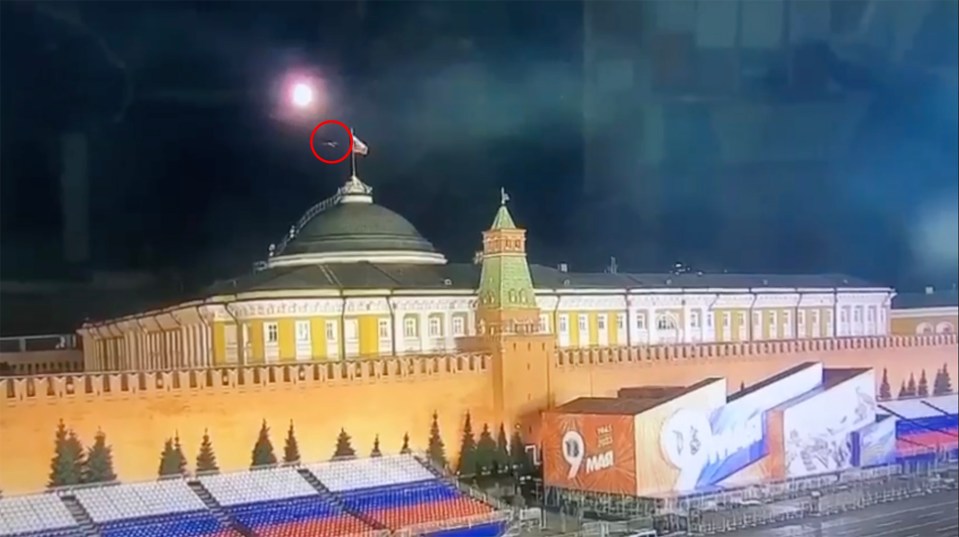 An object can be seen moving towards the Senate Palace before the explosion