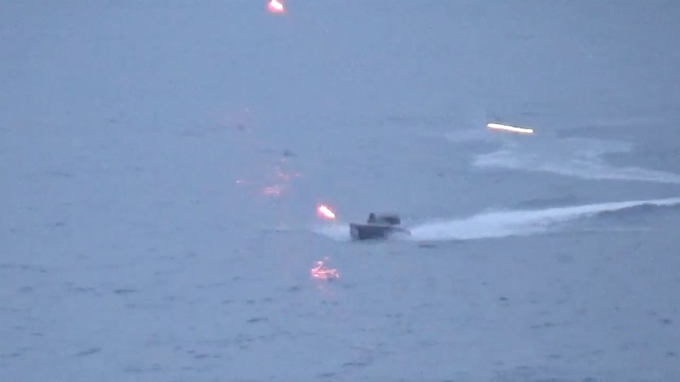 The drone initially manages to dodge the fire from the Russian warship as it swerves about in the sea