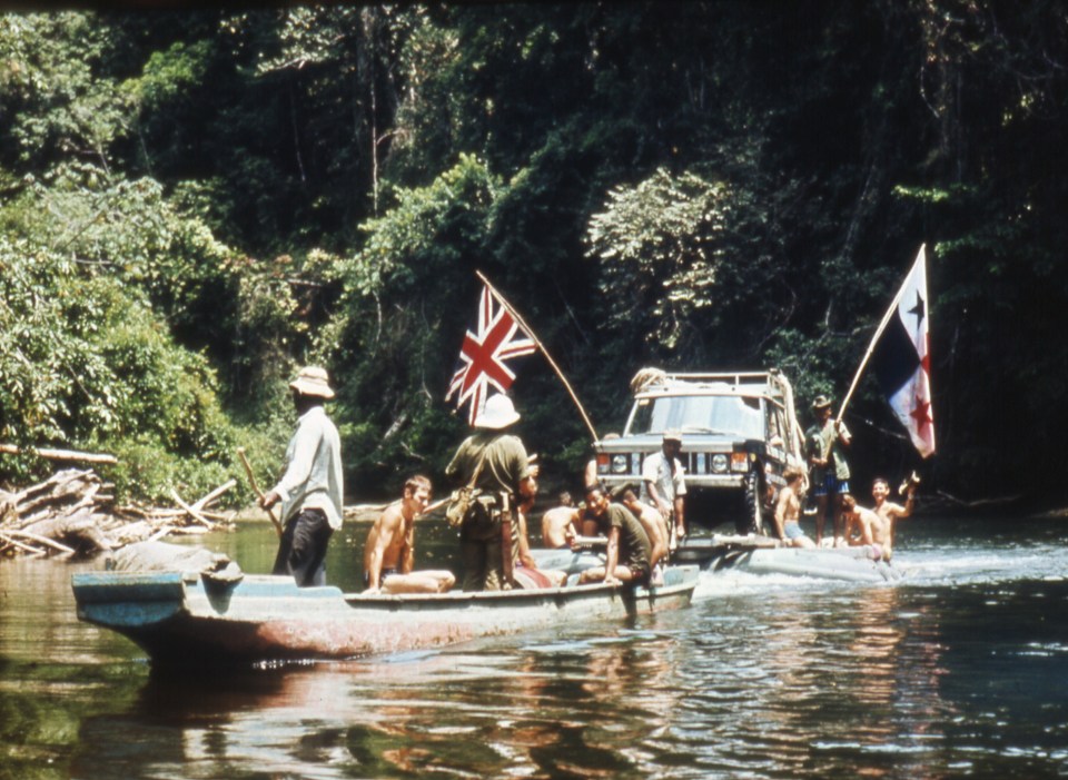 Crossing the Tuira river with the Range Rover