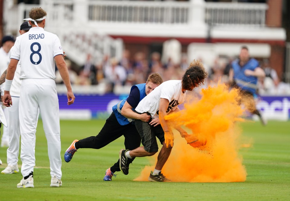 The match resumed after a ten-minute delay after the activists were apprehended