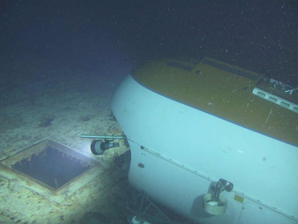 MARTIN PHILLIPS PIC FROM RESEARCH VESSEL AKADEMIK KELDYSH. MIR SUBMERSIBLE ON DECK OF TITANIC LOOKING INTO MARCONI ROOM