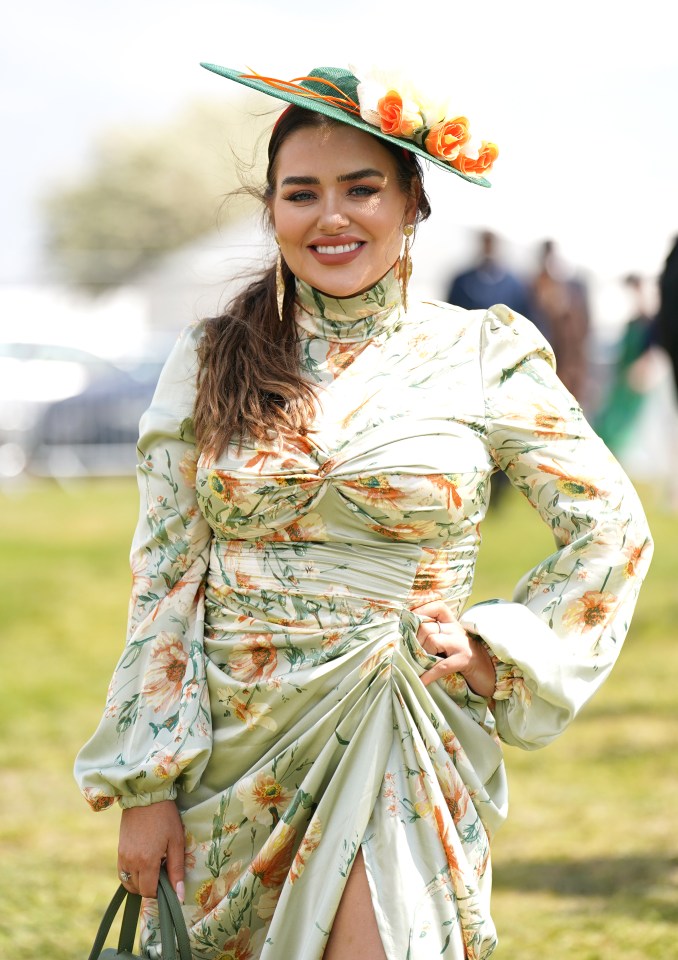 A stylish racegoer looked straight out of Bridgerton with her classic print and vintage colours