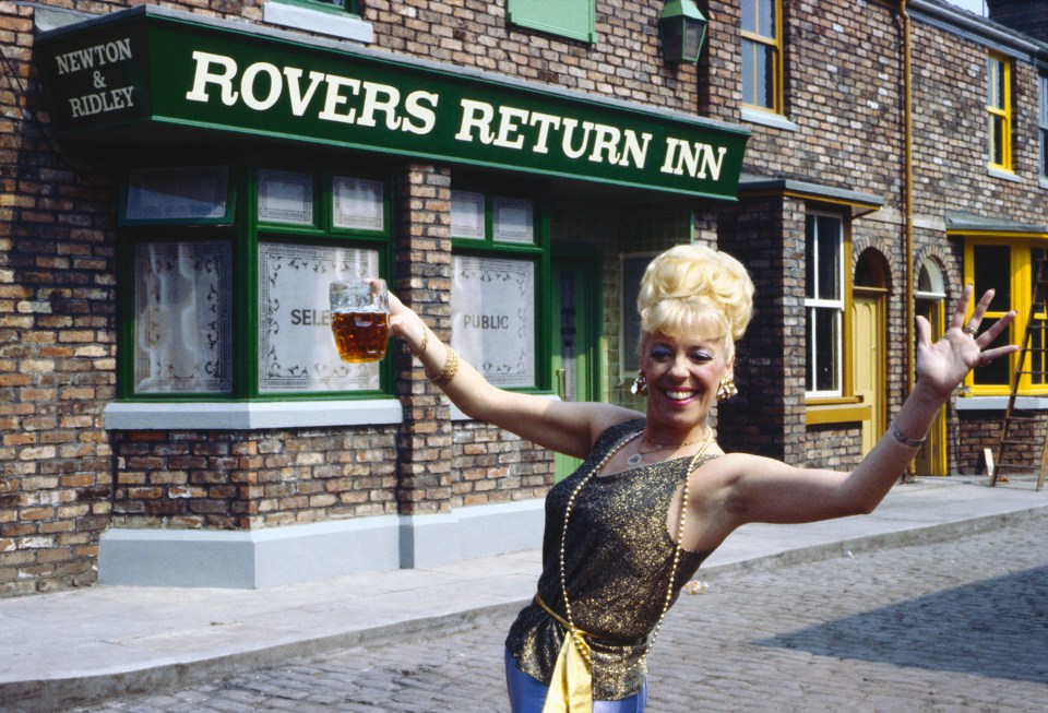 Soap star Julie Goodyear, who played Corrie barmaid Bet Lynch for 25 years, has been diagnosed with dementia