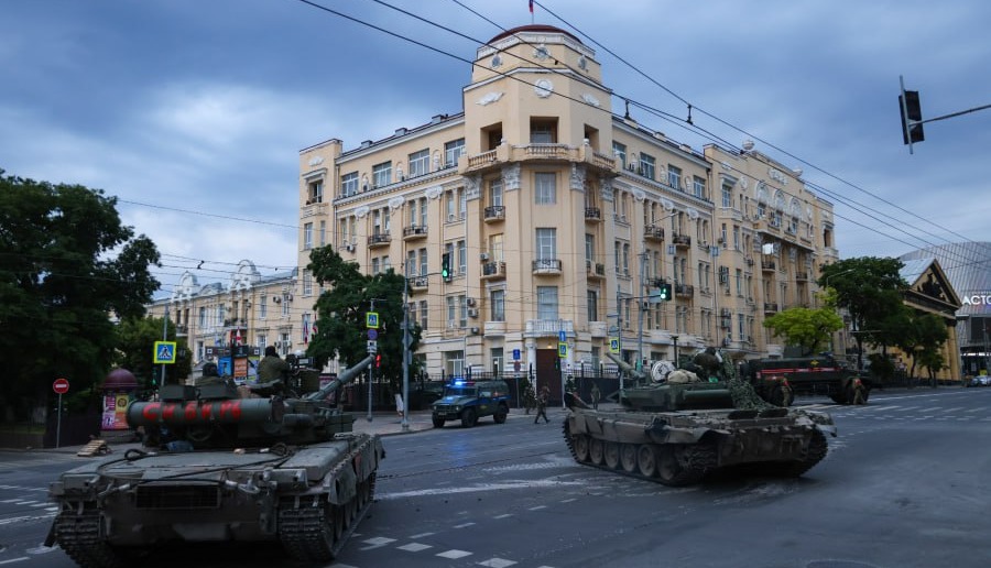 Tanks seized a military HQ in Rostov