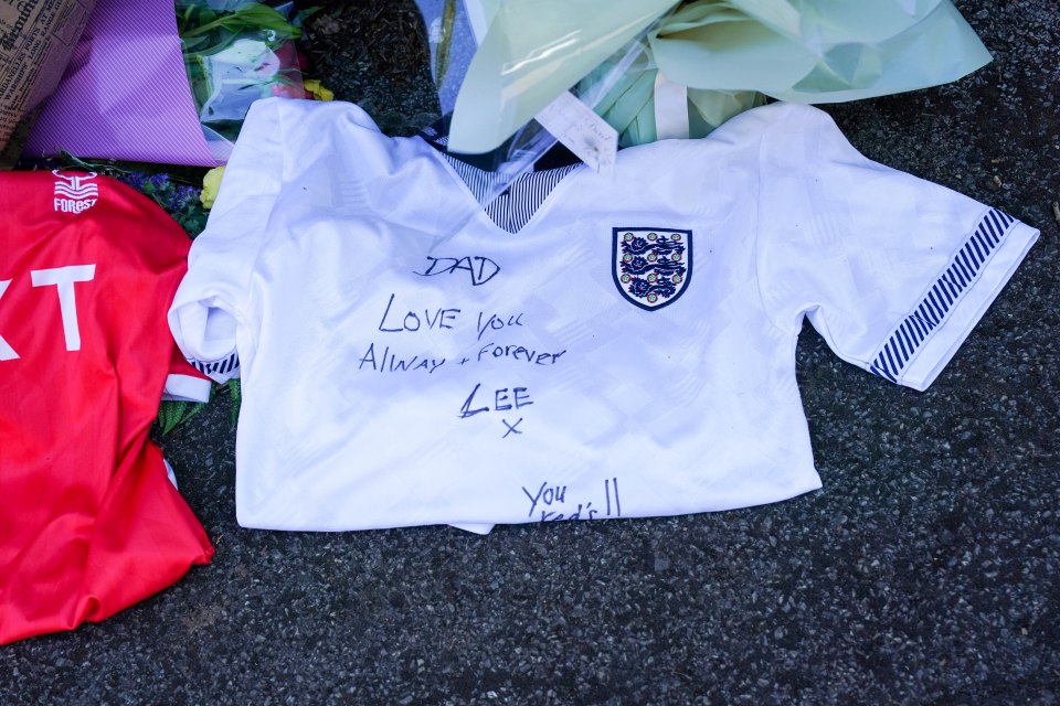 Son Lee wrote a tribute on a football shirt, too