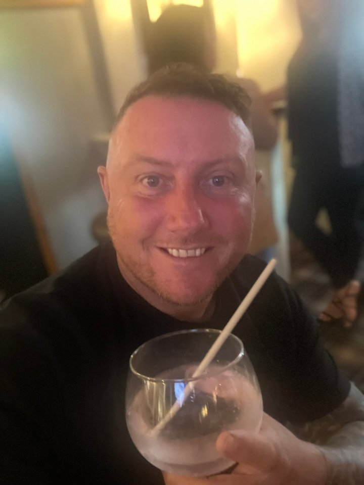 Blades legend Paddy Kenny has been involved in a Twitter exchange with the Owls goalie