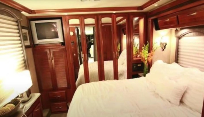 Stefani’s bedroom has five mirrors and adjustable mattress on the bed