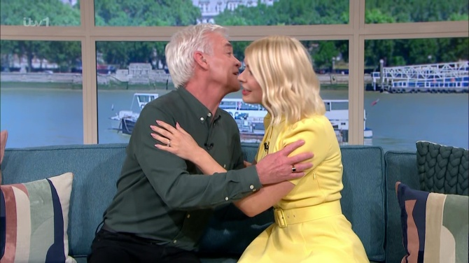 Holly and Phillip appeared 'awkward' on the last shows together, according to a body language expert