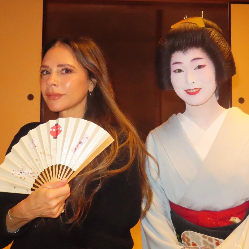 Victoria posed with a fan next to a geisha during the visit