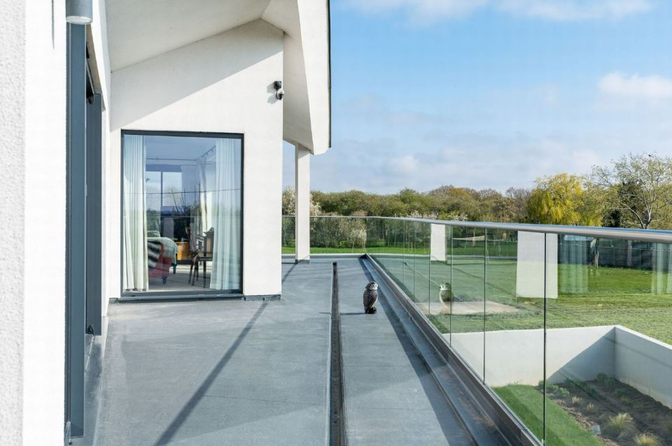 Look inside Grand Designs ‘floating’ Essex home on sale for nearly £2m, The property comes with 3.5 acres of garden space, , Essex residents have been given a rare look inside a Maldon home that looks like it’s floating as it goes onto the market for almost £2 million. The property, on the Blackwater River […]