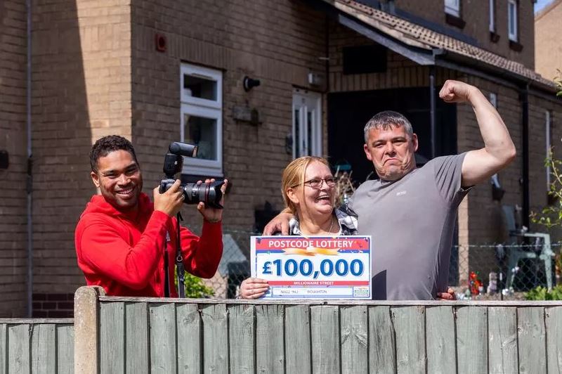 Gav and Mandy with their £100,000 cheque