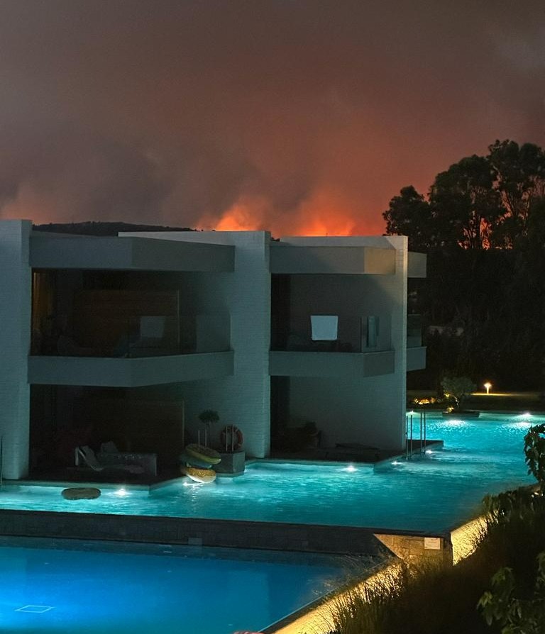 Footage of the wildfire fast-approaching their hotel