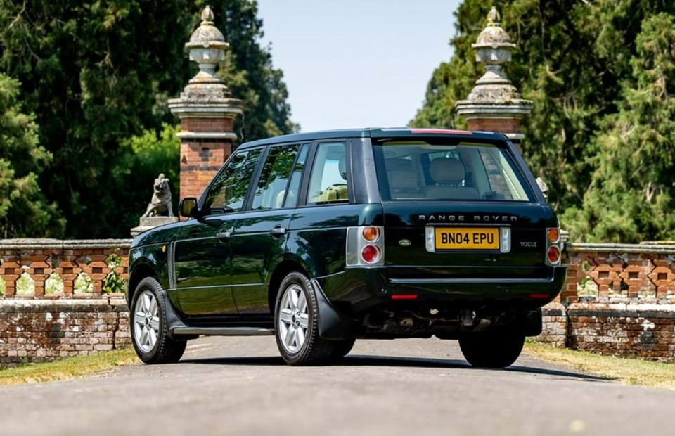 Jaguar Land Rover Special Vehicles confirmed that this Range Rover comes with a modified front grille, with covert blue lights