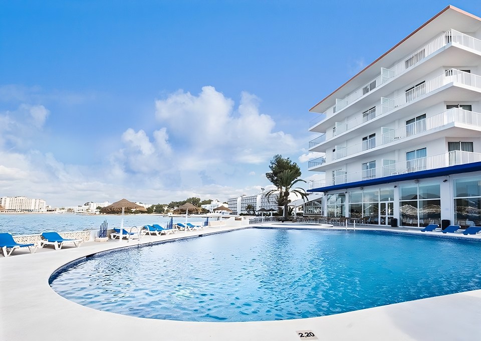 The Azuline Hotel Mar Amantis & Mar Amantisii is just ten minutes away from San Antonio’s world-famous nightlife but also features on-site entertainment