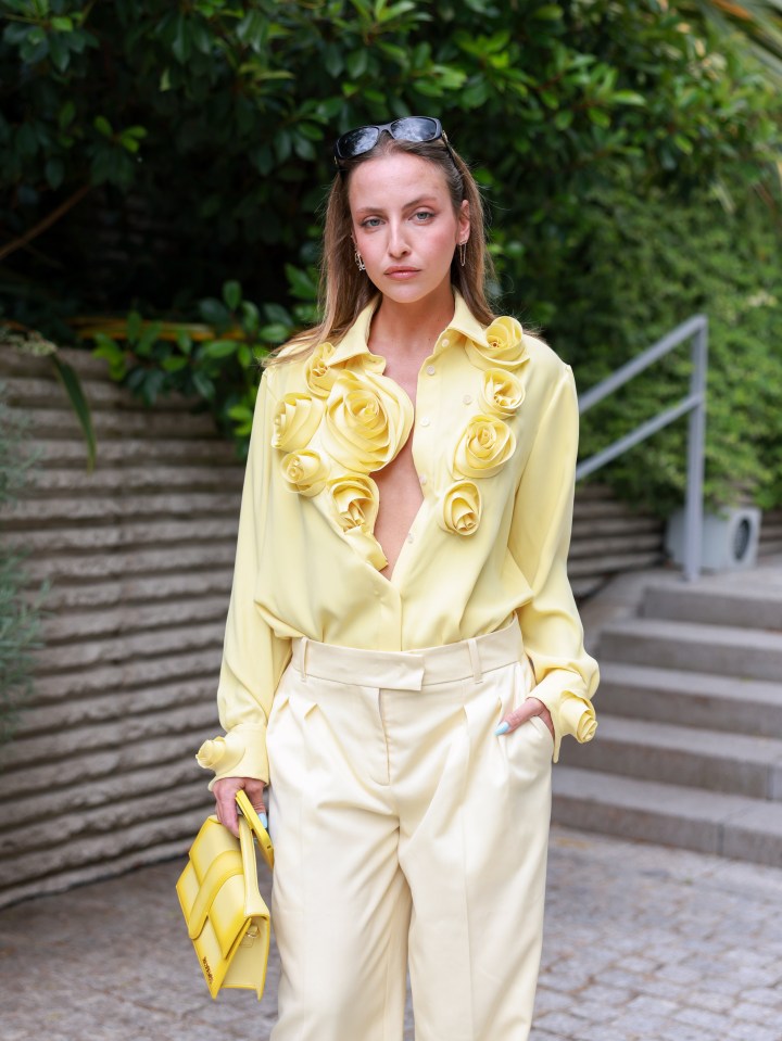 Carla attends a fashion event in Paris