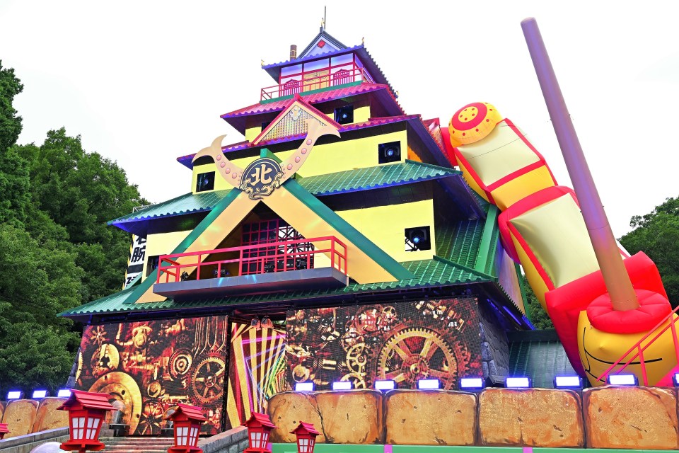 It sees over 100 contestants attempt to storm the Castle, fighting off guards, devils and giant foam mushrooms - just like old times