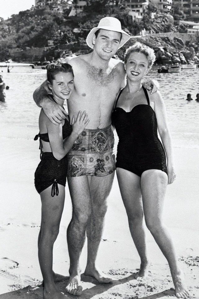 Singin ‘ In The Rain star Debbie Reynolds, left, visiting Acapulco in 1952