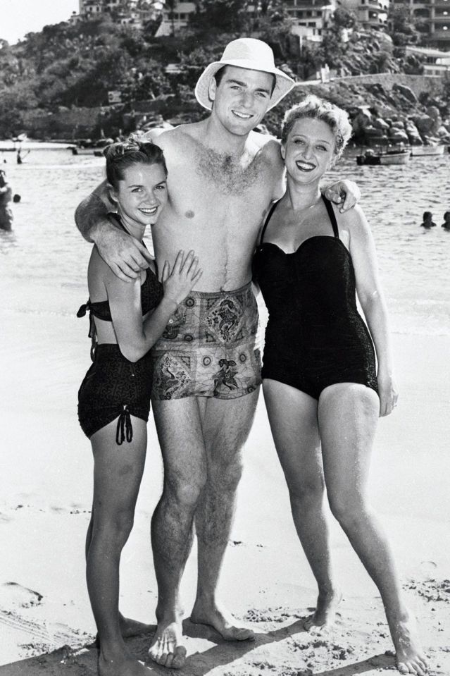 Singin ' In The Rain star Debbie Reynolds, left, visiting Acapulco in 1952