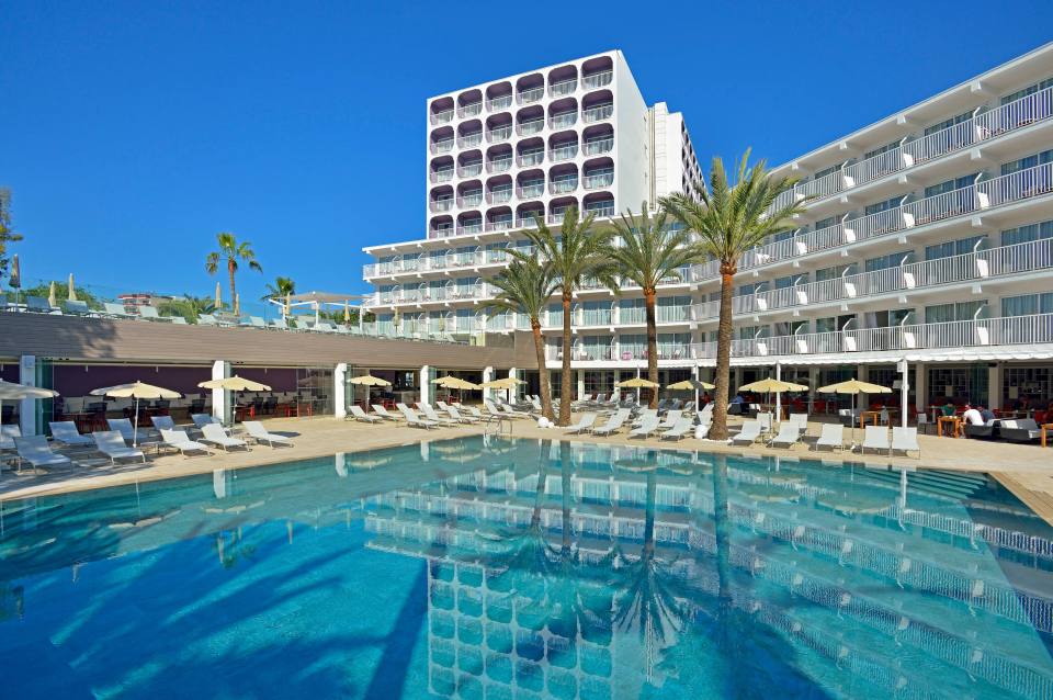 The Sol House Studio Calvia Beach is set right on the beach and has two pools, two bars and plenty of entertainment