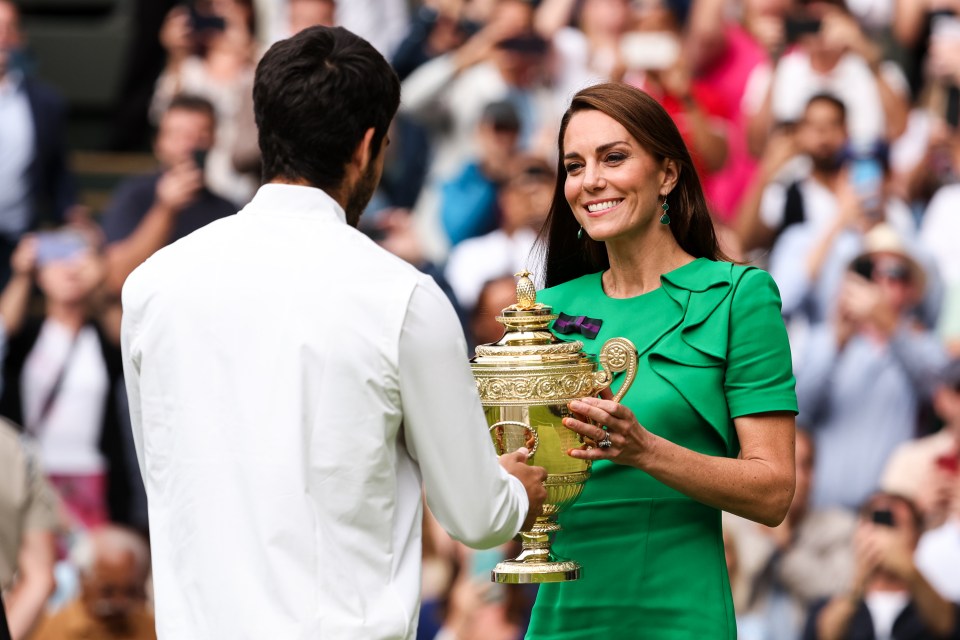 Alcaraz received the trophy from Princess Kate Middleton