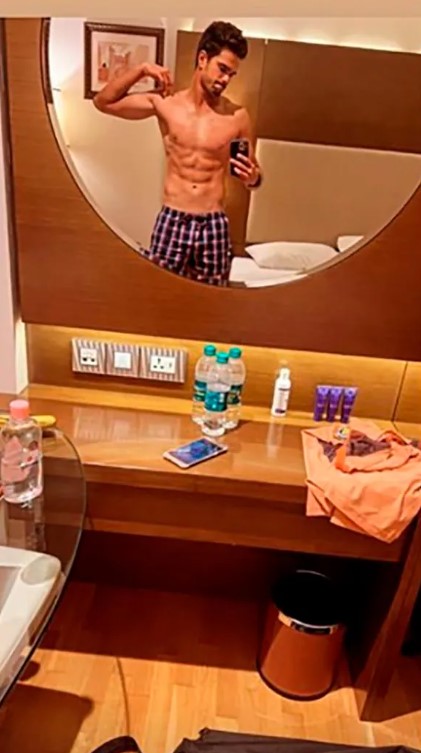 Arjun shows off his six pack