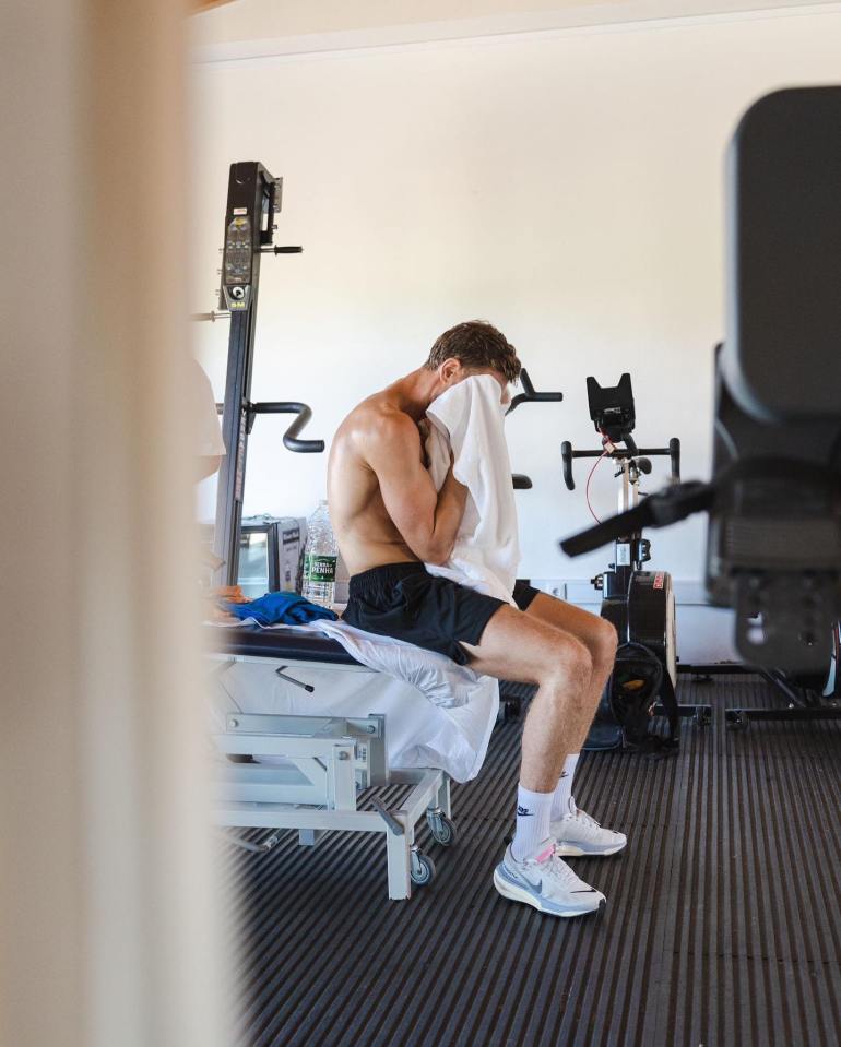 The gruelling session saw Hendo use a towel to dry off