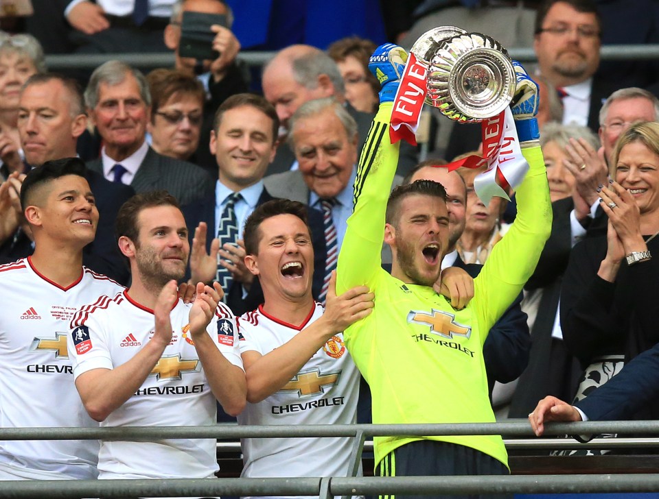 The keeper lifting the FA Cup in 2016