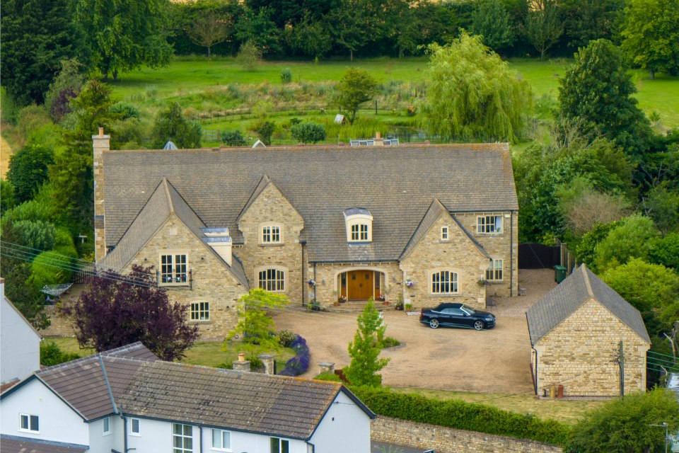 Gerry now lives with Samantha in a stunning country mansion